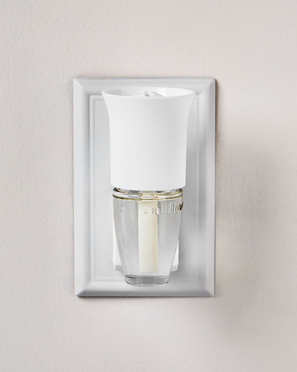 White Flare Wallflowers Fragrance Plug - Image 4