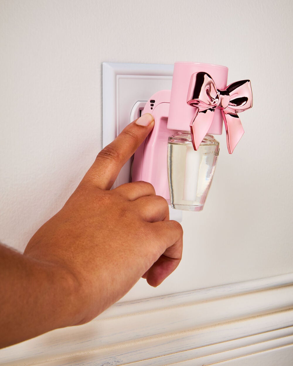 Bow Scent Control? Wallflowers Fragrance Plug - Image 4